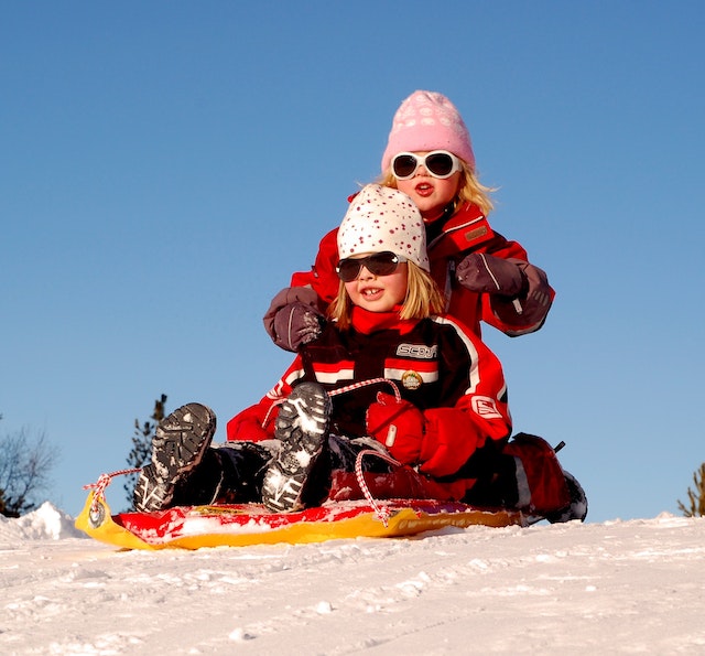 Enfants pratiquant de la luge durant leurs classe de neige