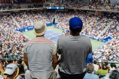 Personnes qui profitent du tennis en ayant fait une Location d'autobus pour les événements sportifs