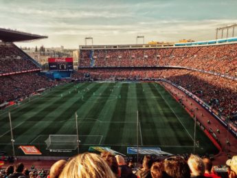Personnes qui profitent d'un match de Foot en ayant fait une Location d'autobus pour les événements sportifs